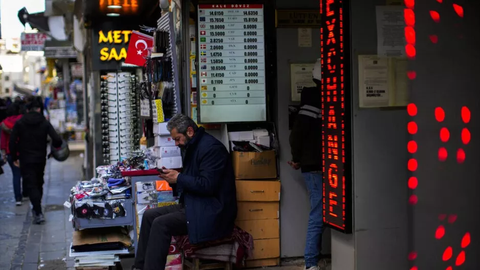 Νέο ιστορικό χαμηλό καταγράφει η τουρκική λίρα