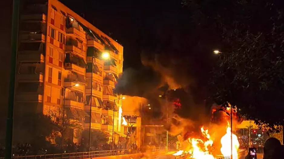 Πήρε... φωτιά ο Νέος Κόσμος στην Ανάσταση