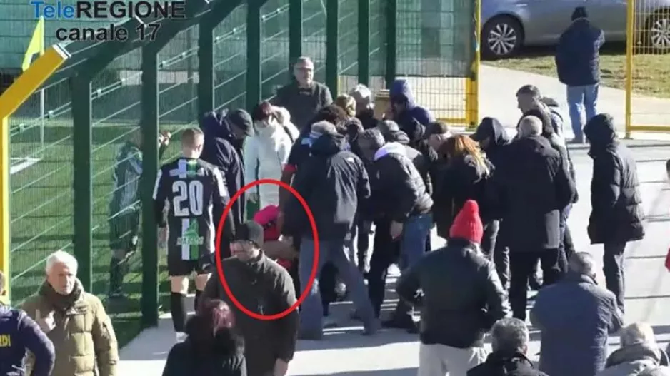 Ιταλίδα ρεφ διέκοψε αγώνα και έτρεξε να σώσει τη ζωή ενός φιλάθλου (βίντεο)