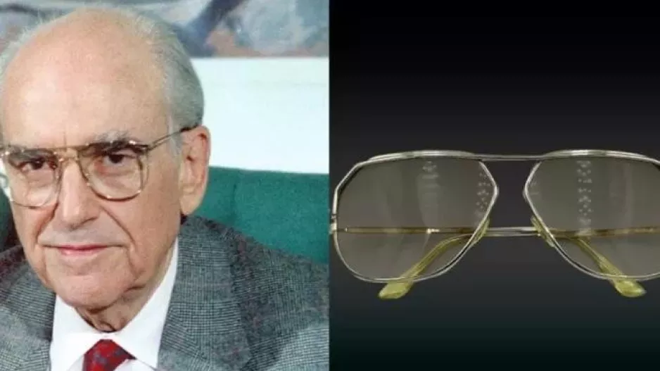 Τα γυαλιά του Ανδρέα Παπανδρέου πωλήθηκαν σε δημοπρασία 25.000 ευρώ