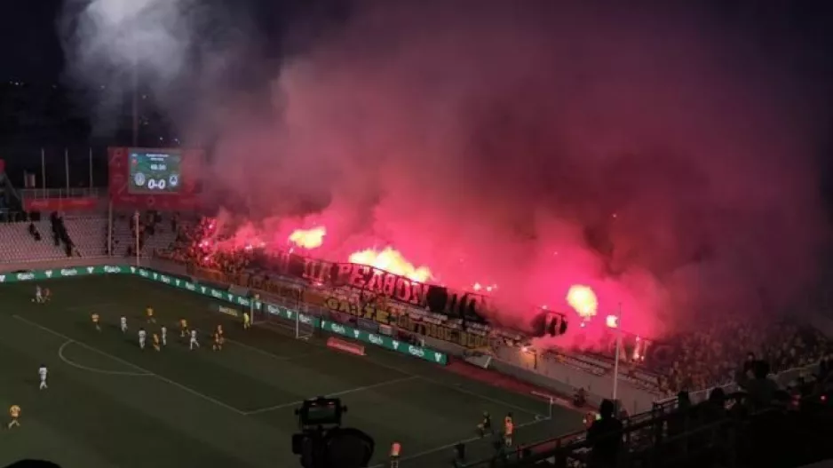 (ΒΙΝΤΕΟ) Pyro Show στο πέταλο οι ΑΕΛίστες 