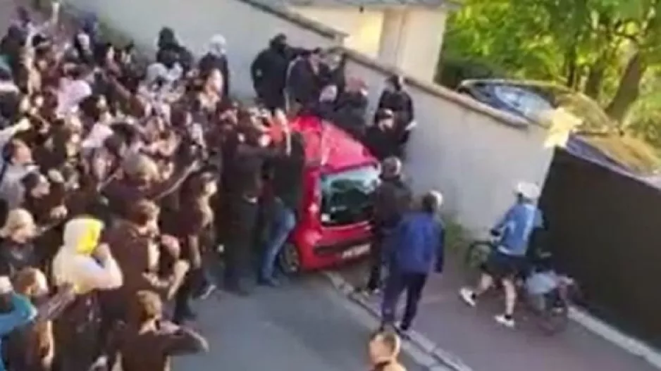 Οργισμένοι φίλοι της Παρί έξω από το σπίτι του Νεϊμάρ! 