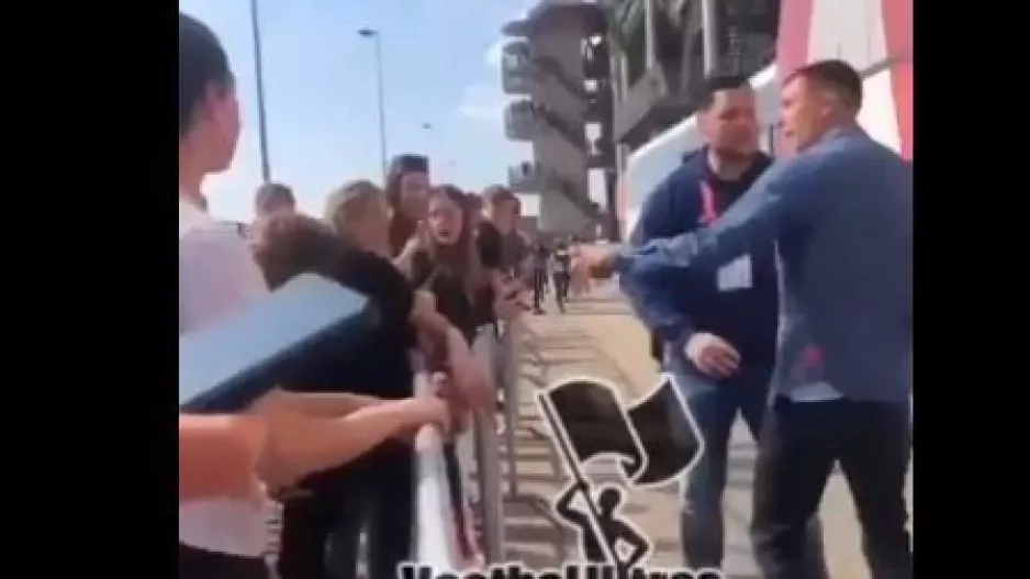 Απαράδεκτος ο Μπέργχαους, επιτέθηκε με μπουνιές σε οπαδό της Τβέντε! (βίντεο)