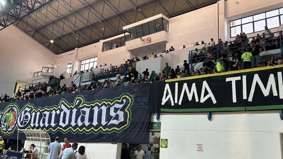 ΦΟΥΛ η κεντρική εξέδρα! (φώτος)
