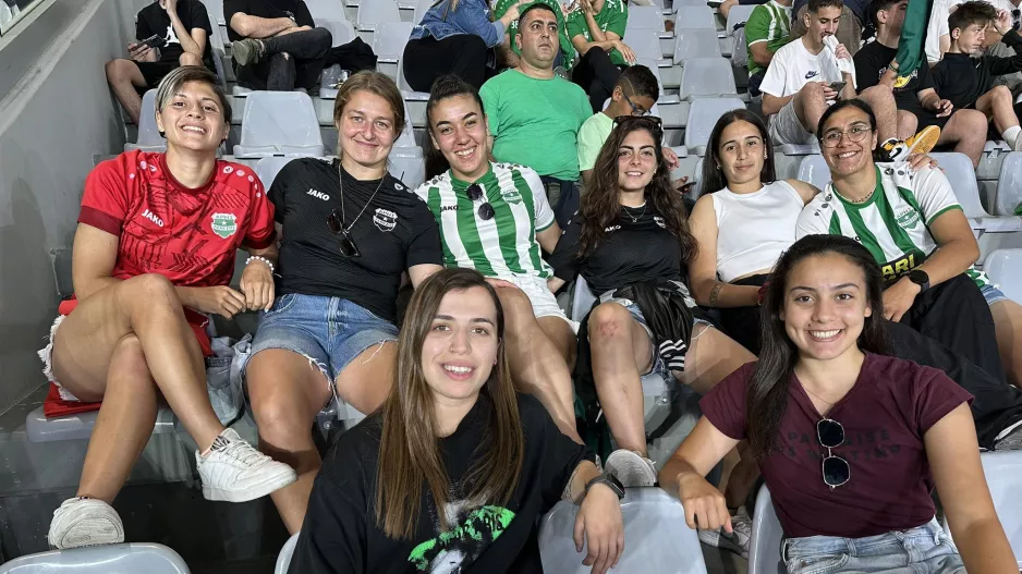 Οι παίκτριες του Άρη δίπλα στην ομάδα!
