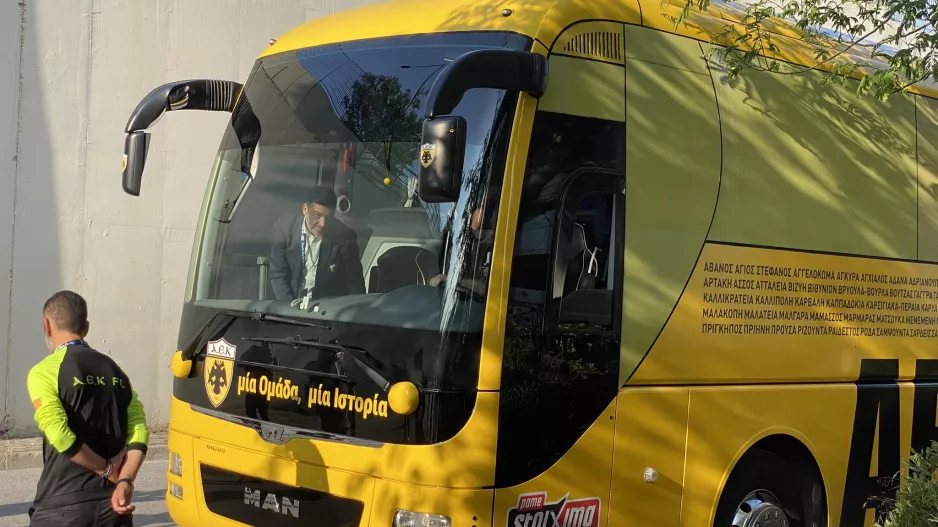 ΑΕΚ: Εικόνες από την άφιξη της αποστολής στο Πανθεσσαλικό 