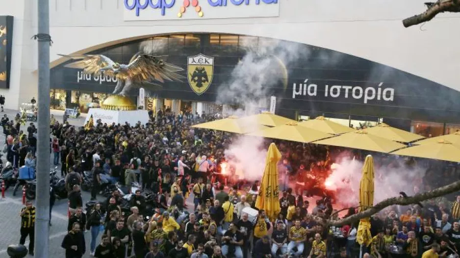 ΑΕΚ: Χαμός από κόσμο έξω από την OPAP Arena 
