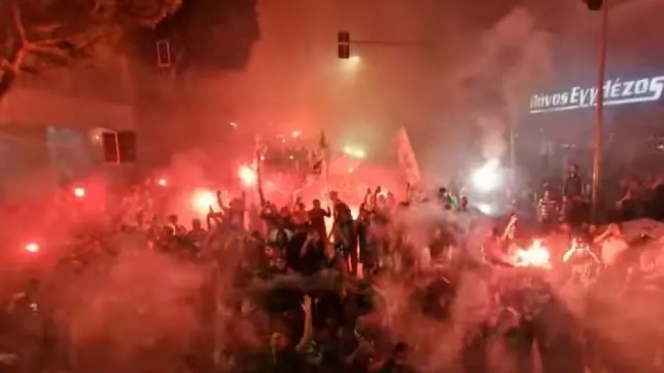 Ομόνοια/Οι πανηγυρισμοί από το ανοικτό λεωφορείο (βίντεο)