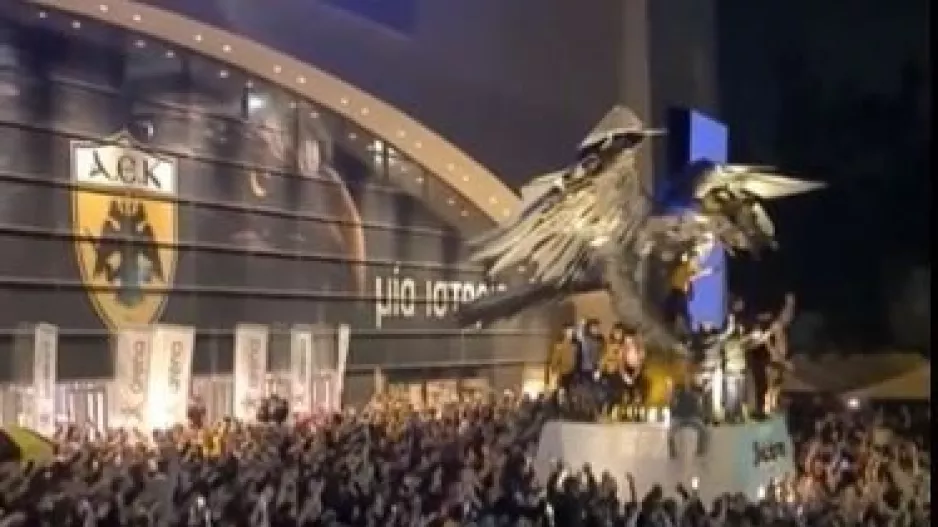 (ΒΙΝΤΕΟ) Ολονύκτιο πάρτι τίτλου στη Νέα Φιλαδέλφεια