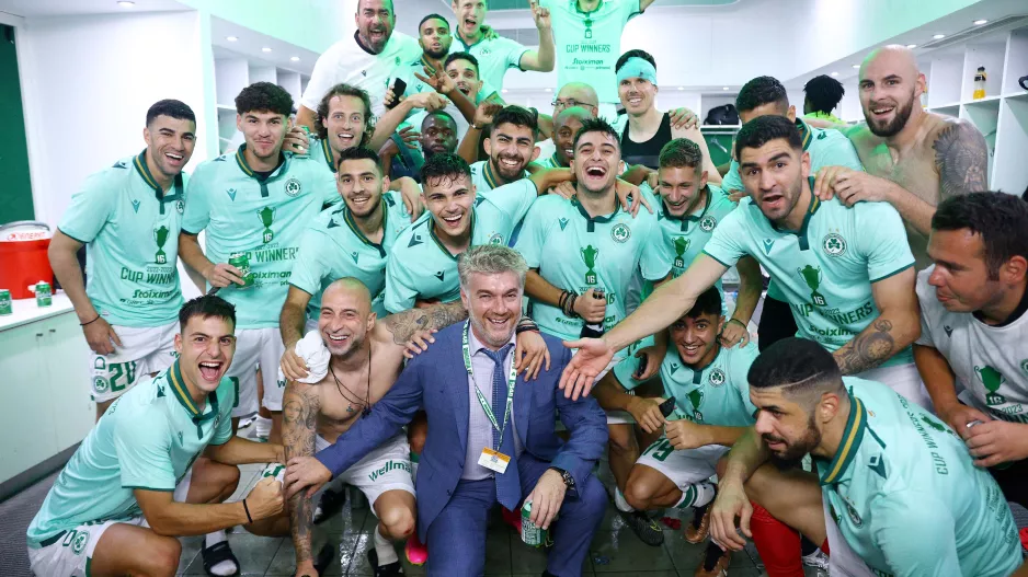 Άνοιξαν οι σαμπάνιες, "πράσινο" γλέντι στ' αποδυτήρια (φώτος)