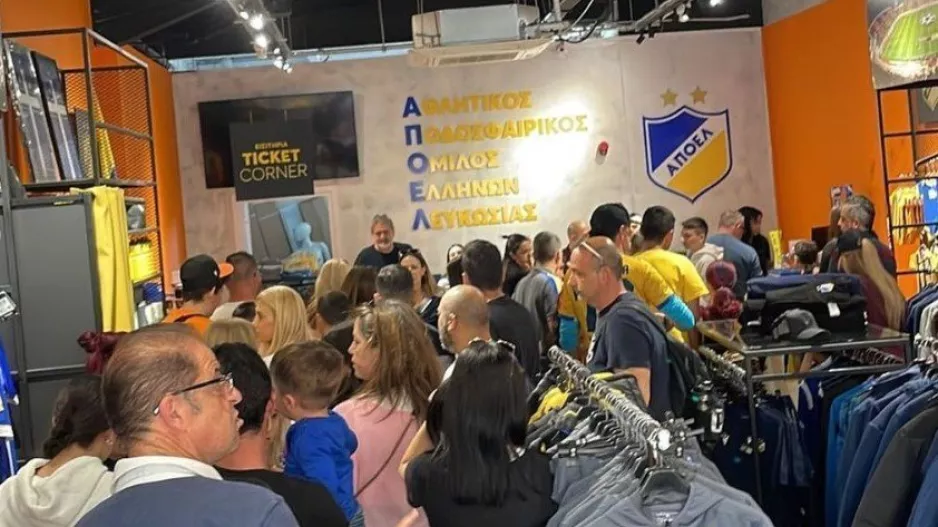 Κοσμοσυρροή στο Orange shop για Γουίλερ - Θεοδώρου (Φώτος)