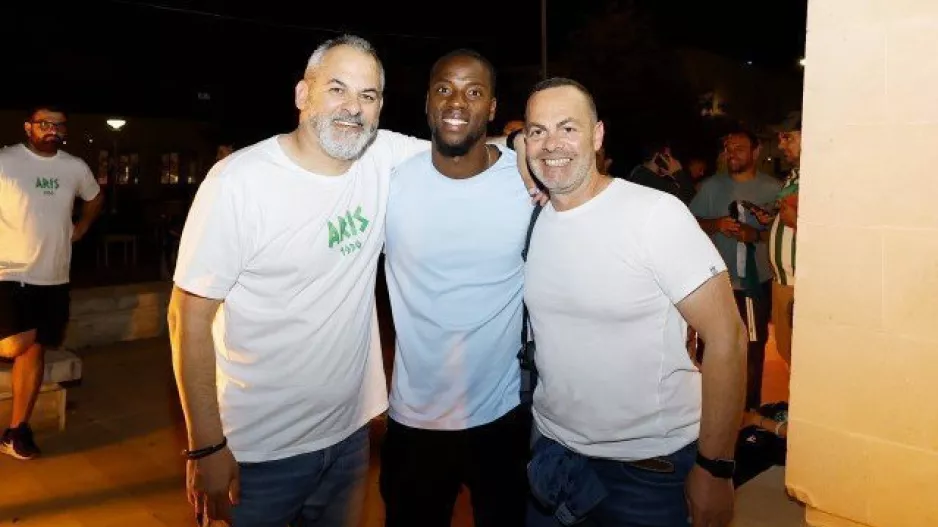 Στην μέση τους... ο Γκομίς! 