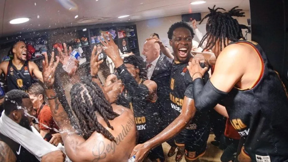 Πάρτι στα αποδυτήρια μετά την πρόκριση στο Final 4
