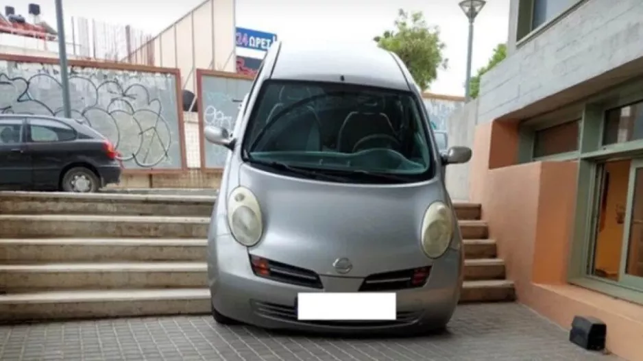"Στάθμευσε" στα σκαλιά (βίντεο)