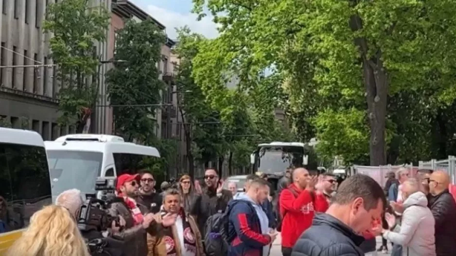 Οι φίλοι του Ολυμπιακού έκαναν... κερκίδα έξω από τη συνέντευξη Τύπου (βίντεο)