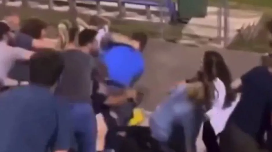 Απίστευτο ξύλο μεταξύ γονέων σε σχολικό αγώνα ποδοσφαίρου