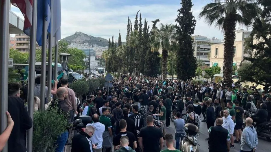 «Πράσινη» τρέλα με… μέτρα έξω από το ξενοδοχείο του Παναθηναϊκού! (βίντεο)