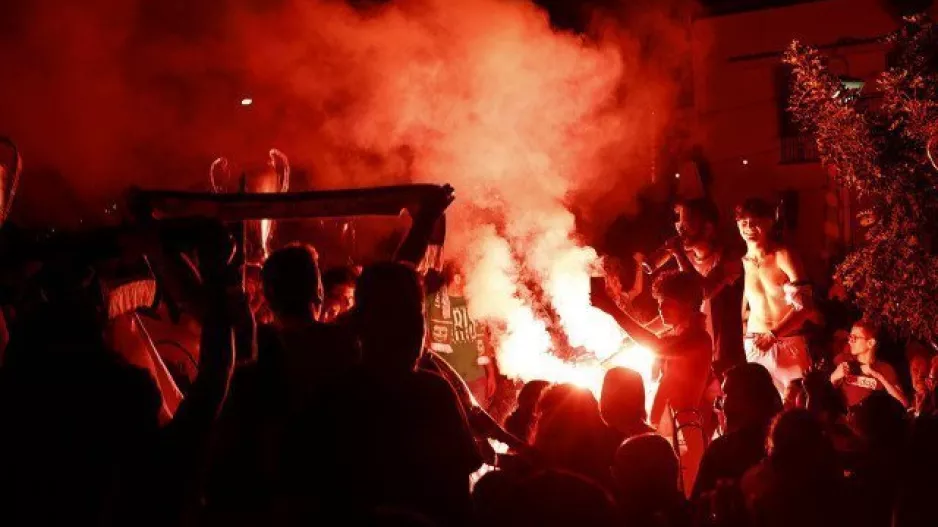 Χαμός... στην "Πλατεία Ηρώων" για τον πρωταθλητή Άρη! (Φώτος)