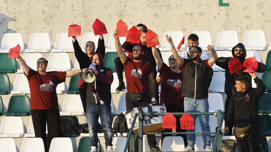 Με κόκκινους φάκελους "Δόξα" στα χέρια οι οπαδοί της ΕΝΠ