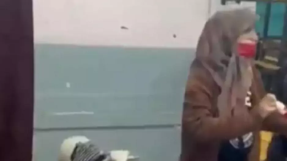 Με το... αρνί της ψήφισε μια νεαρή!