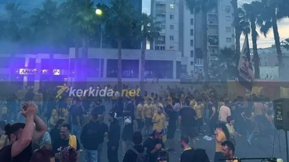Πάρτι Σάββατο βράδυ οι ΑΕΛίστες, "γυαλί" ο Εναέριος Κυριακή πρωί! (φώτος)