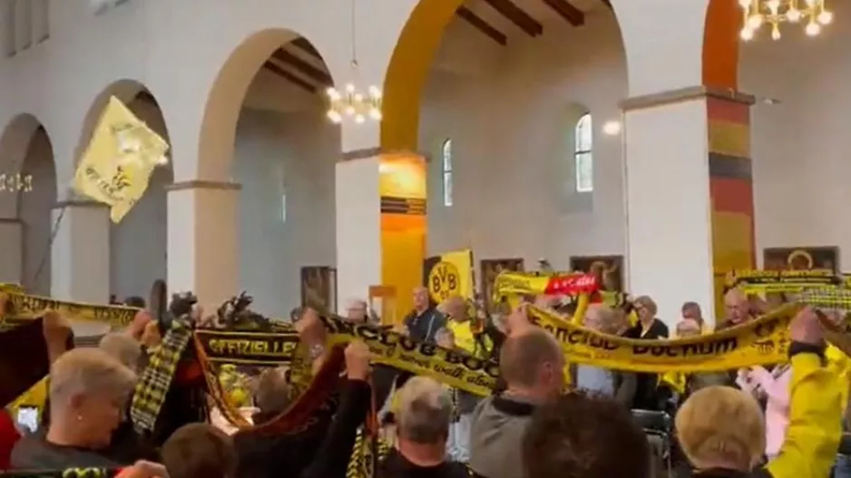 Οπαδοί της Ντόρτμουντ τραγούδησαν το «You'll never walk alone» μέσα σε Ναό!