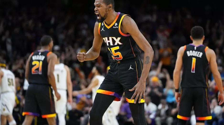 NBA: Μαγικοί Μπούκερ και Ντουράντ, λύγισαν τον μυθικό Γιόκιτς