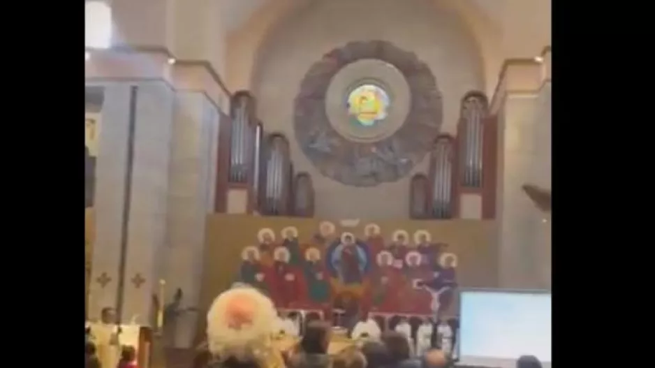 Τρέλα σε εκκλησία στη Νάπολη την ώρα της λειτουργίας: πρώτος ο ιερέας φώναζε συνθήματα! (Βίντεο)