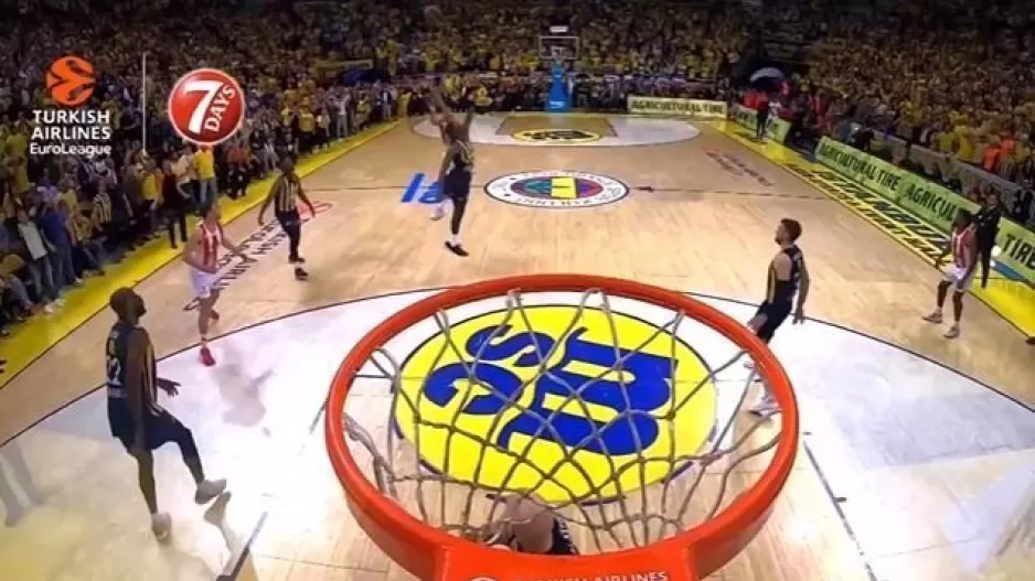 Βίντεο/"Τρελάθηκε" ο speaker στο buzzer-beater του Σλούκα! "Ωπα! Καλημέρα, καλησπέρα, καληνύχτα!" 