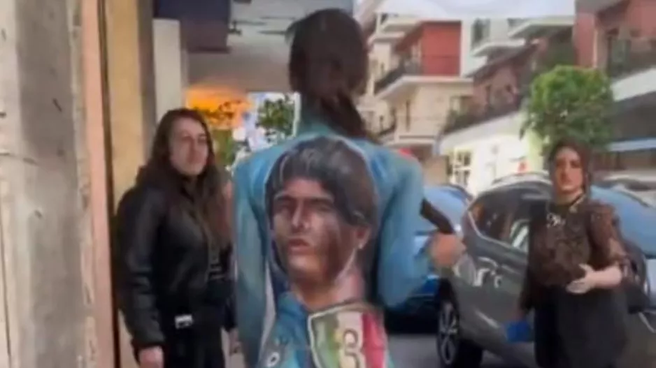 (ΒΙΝΤΕΟ) Έβαψε το γυμνό της σώμα στα χρώματα της Νάπολι και βγήκε στο δρόμο!