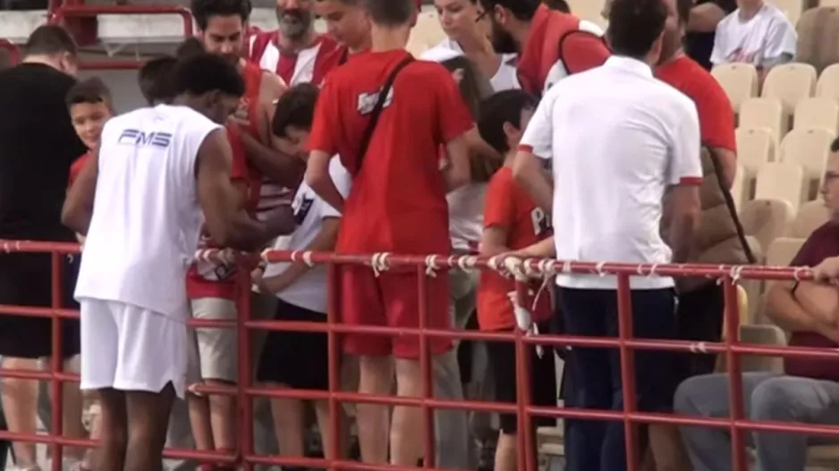 Το γεμάτο από παιδιά ΣΕΦ, ο χορός του Πάπας και οι οδηγίες του Μπαρτζώκα στον Αμπόση