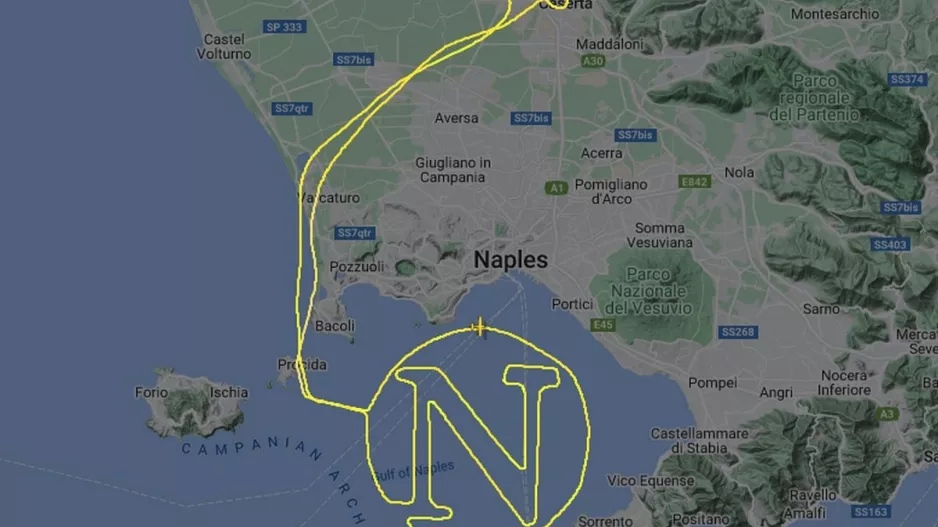 Τρελαμένος Ναπολιτάνος πανηγύρισε το πρωτάθλημα σχεδιάζοντας με την πτήση του το "Ν"