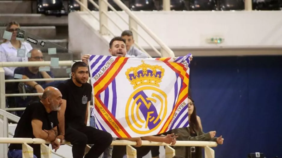 Σημαία της Ρεάλ στο PAOK Sports Arena για… πικάρισμα στον Ολυμπιακό