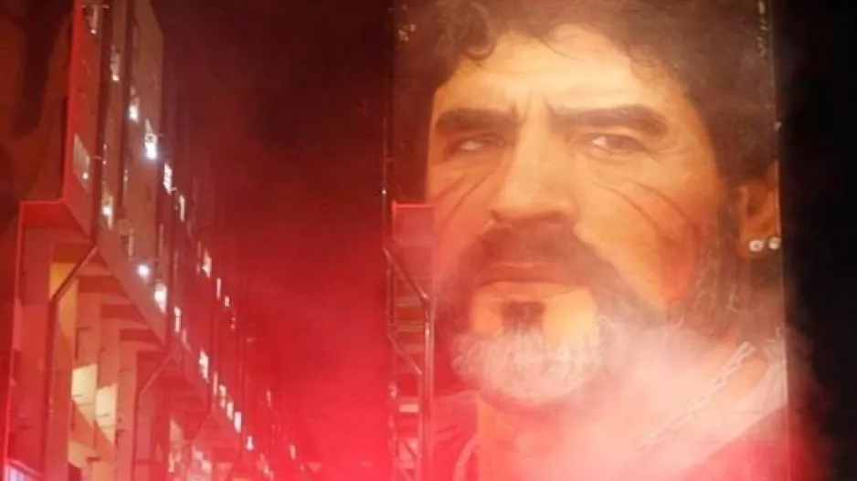 Οπαδοί της Νάπολι πανηγυρίζουν μπροστά στο μνημείο του Μαραντόνα! (βίντεο)