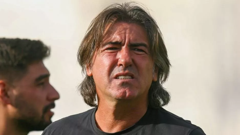 ΠΑΡΟΥΣΙΑΖΕΙ τον κόουτς