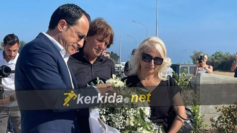 Έφθασε και κατέθεσε λουλούδια ο Νίκος Χριστοδουλίδης (φώτος/βίντεο)