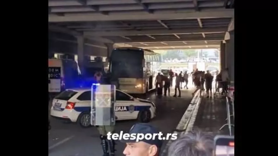 Παρτίζαν - Ερ. Αστέρας: Υποδοχή με κροτίδες στους «ερυθρόλευκους»