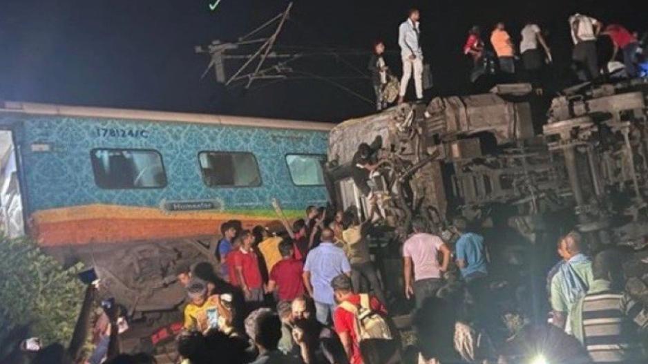Σύγκρουση τρένων στην Ινδία - Τουλάχιστον 50 νεκροί και 350 τραυματίες