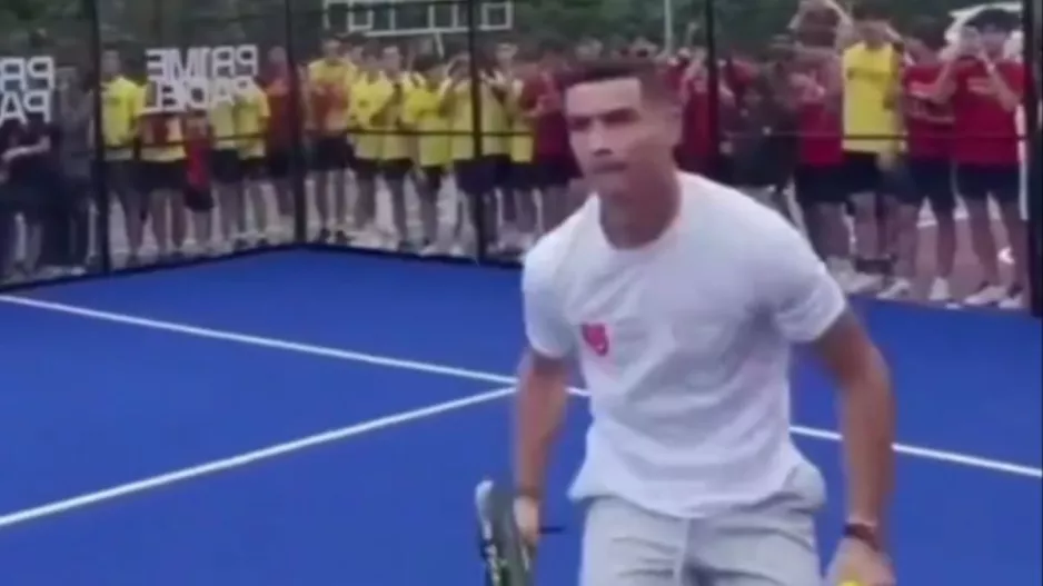 Ο Κριστιάνο Ρονάλντο έπαιξε Padel στη Σιγκαπούρη και αποθεώθηκε