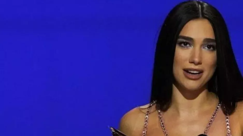 Dua Lipa: «Πυρά» κατά της κυβέρνησης Σούνακ
