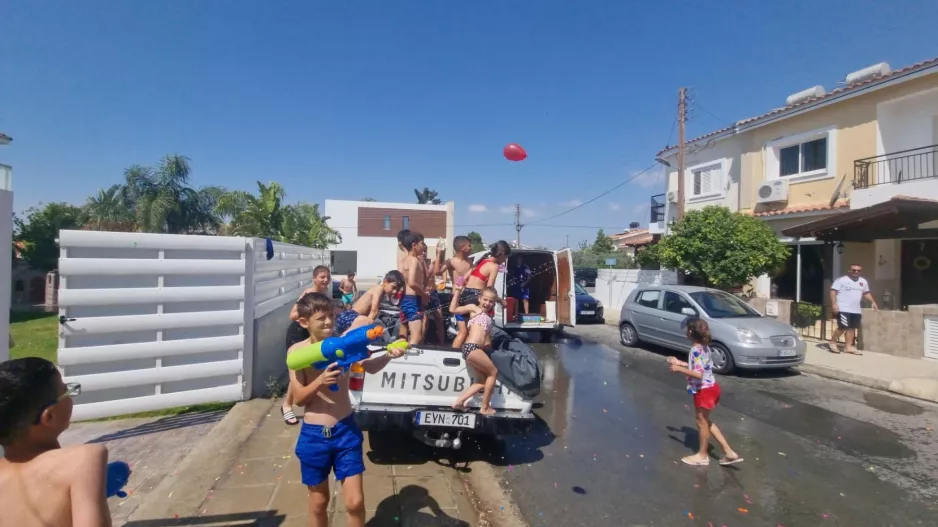 Το... απόλαυσαν με νεροπόλεμο! (φώτος)