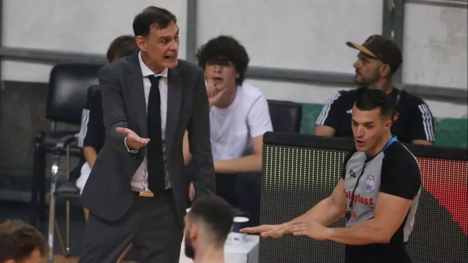 Ολυμπιακός: "Ποτήρια, σπρωξίματα και μούντζες"