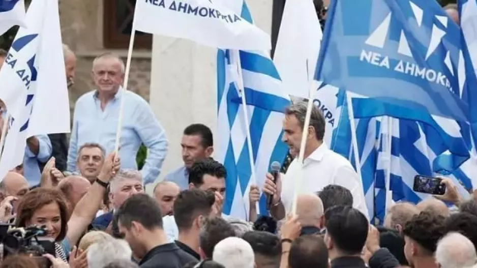 "Η φανέλα της Νέας Δημοκρατίας είναι πολύ βαριά και είναι γαλανόλευκη"