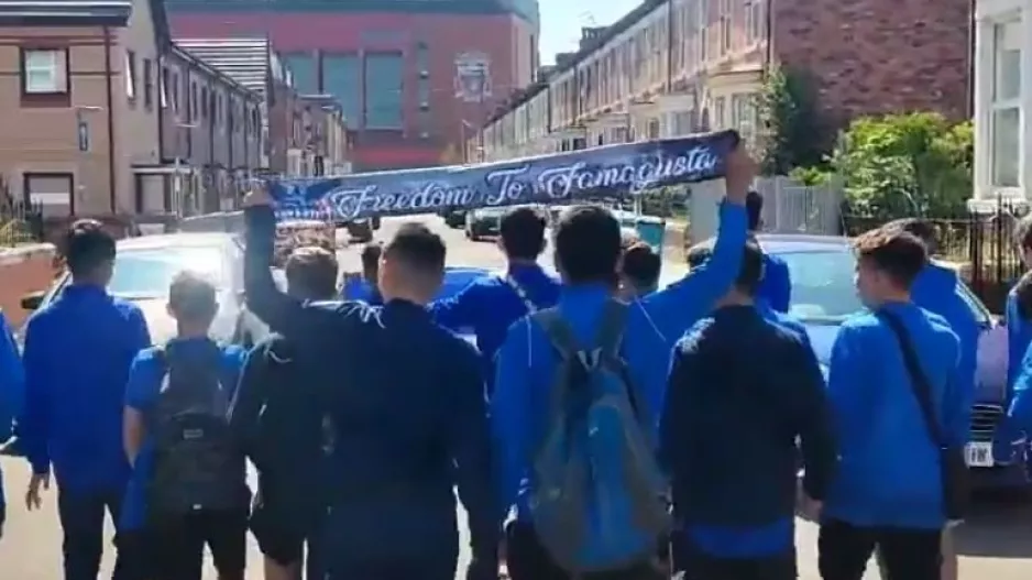 ΑΝΟ/Έξω από το "Anfield" το τραγούδι "Χώμα που περπάτησα" (βίντεο)