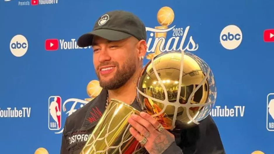 Ο Νεϊμάρ στηρίζει Τζίμι Μπάτλερ στο game 3 των τελικών του NBA!