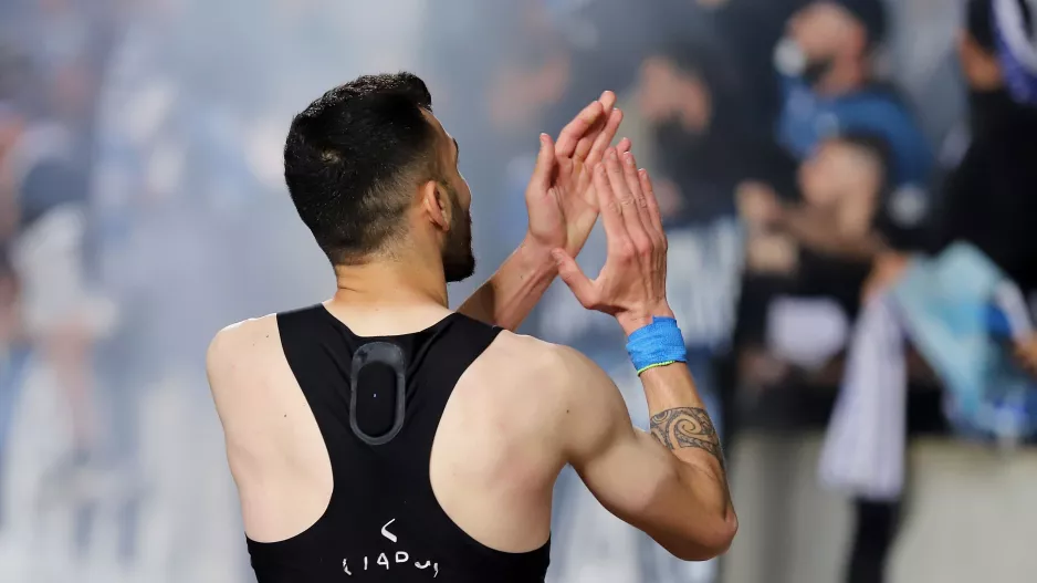 Για να βγάλει τη φανέλα του Απόλλωνα ο Πίττας...