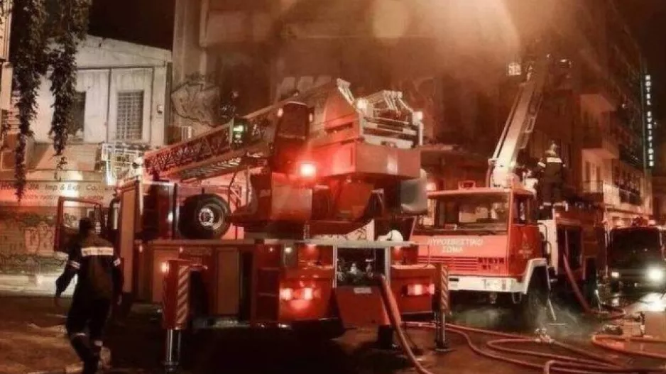 Φωτιά σε διαμέρισμα στα Πετράλωνα - Στο νοσοκομείο 15χρονος