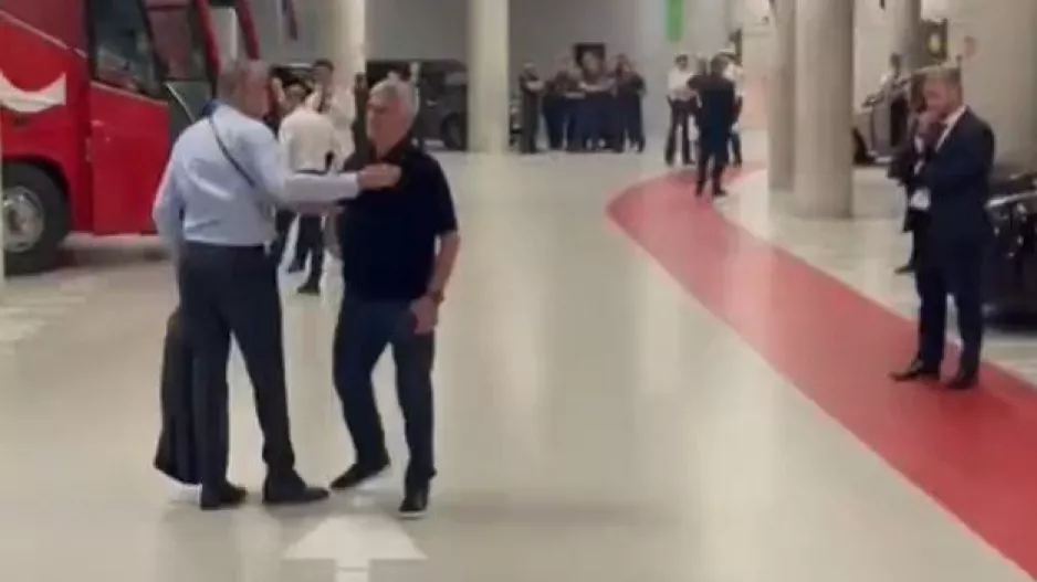 Έξαλλος ο Μουρίνιο - Έβριζε τον διαιτητή του τελικού στο πάρκινγκ του γηπέδου! (Βίντεο)