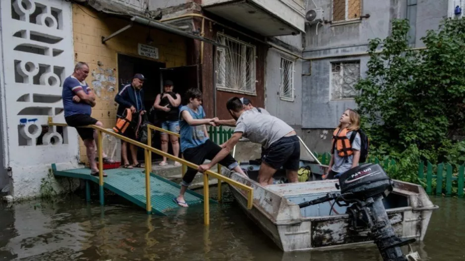 Tρεις νεκροί, χιλιάδες εκτοπισμένοι στην πλημμυρισμένη Χερσώνα - Νάρκες «κολυμπούν» στα νερά