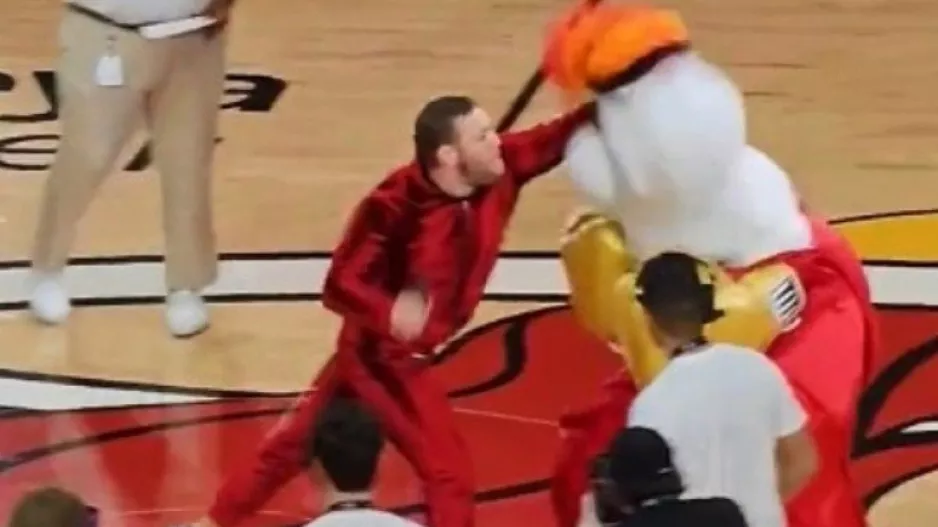Η μασκότ των Χιτ δηλώνει έτοιμη για Game 6 μετά τη... γροθιά του ΜακΓκρέγκορ